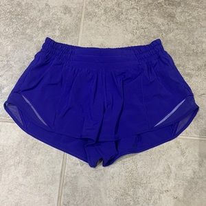 Lululemon Hotty hot low rise lined 2.5” shorts